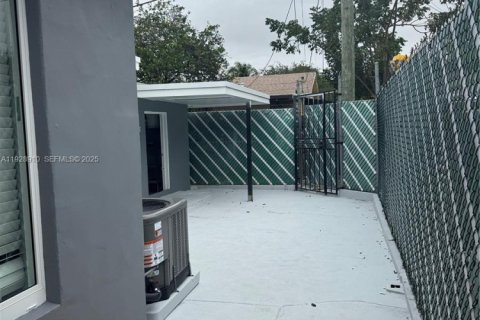 House in Hialeah, Florida 2 bedrooms, 179.21 sq.m. № 1987866 - photo 13