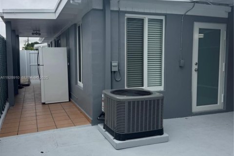 House in Hialeah, Florida 2 bedrooms, 179.21 sq.m. № 1987866 - photo 12