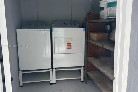 House in Hialeah, Florida 2 bedrooms, 179.21 sq.m. № 1987866 - photo 11