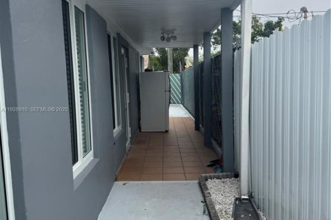 House in Hialeah, Florida 2 bedrooms, 179.21 sq.m. № 1987866 - photo 1