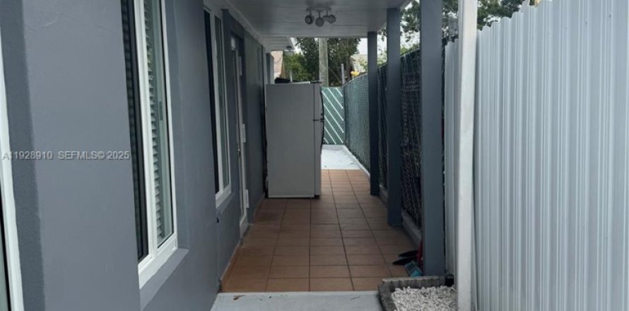 House in Hialeah, Florida 2 bedrooms, 179.21 sq.m. № 1987866
