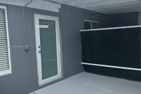 House in Hialeah, Florida 2 bedrooms, 179.21 sq.m. № 1987866 - photo 10