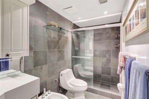 Condo in Miami Beach, Florida, 2 bedrooms  № 1762335 - photo 11