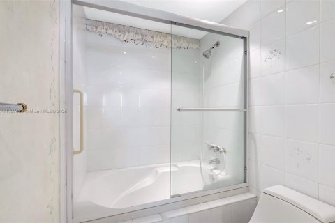 Condo in Miami Beach, Florida, 2 bedrooms  № 1762335 - photo 27