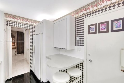 Condo in Miami Beach, Florida, 2 bedrooms  № 1762335 - photo 22