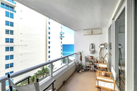 Condo in Miami Beach, Florida, 2 bedrooms  № 1762335 - photo 14