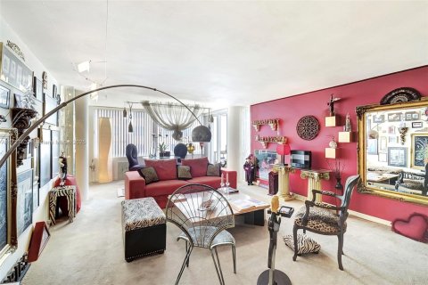 Condo in Miami Beach, Florida, 2 bedrooms  № 1762335 - photo 17