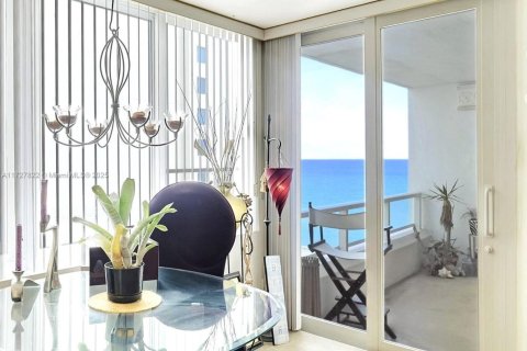 Condo in Miami Beach, Florida, 2 bedrooms  № 1762335 - photo 16