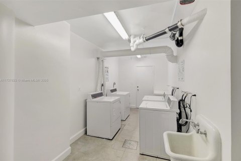 Condo in Miami Beach, Florida, 2 bedrooms  № 1762335 - photo 30
