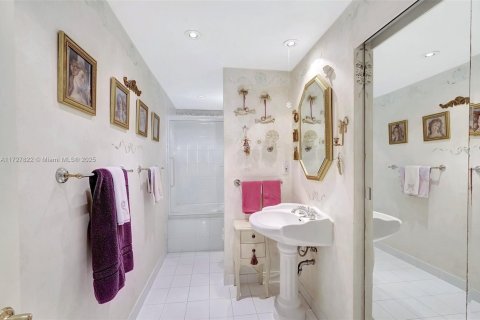 Condo in Miami Beach, Florida, 2 bedrooms  № 1762335 - photo 26