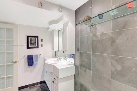 Condo in Miami Beach, Florida, 2 bedrooms  № 1762335 - photo 12