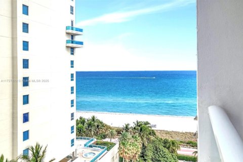 Condo in Miami Beach, Florida, 2 bedrooms  № 1762335 - photo 13