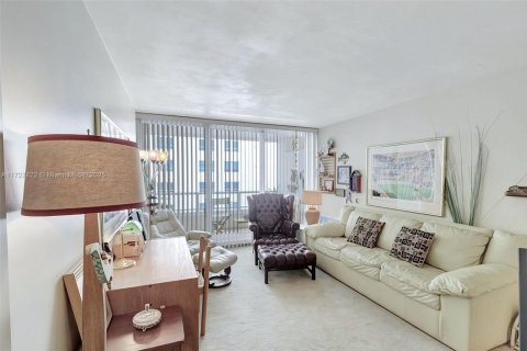 Condo in Miami Beach, Florida, 2 bedrooms  № 1762335 - photo 28