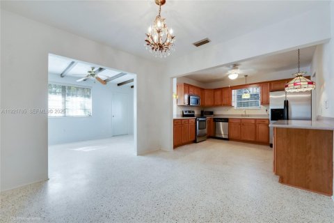 Casa en venta en Coral Gables, Florida, 3 dormitorios, 146.32 m2 № 1976577 - foto 9