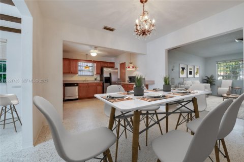 Casa en venta en Coral Gables, Florida, 3 dormitorios, 146.32 m2 № 1976577 - foto 8