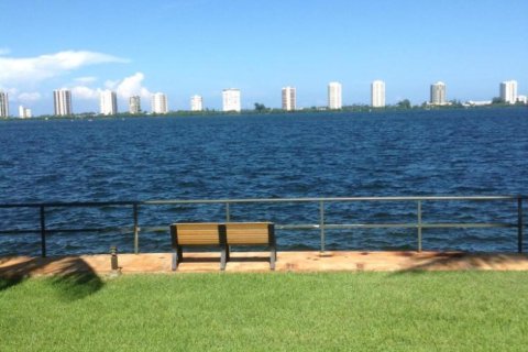 Condo in Lake Park, Florida, 1 bedroom  № 2186602 - photo 11