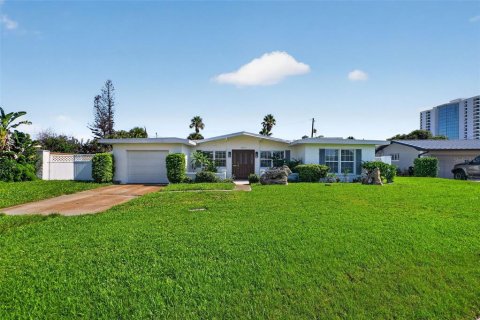 House in Daytona Beach, Florida 3 bedrooms, 219.71 sq.m. № 2236819 - photo 9