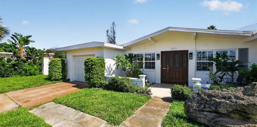 House in Daytona Beach, Florida 3 bedrooms, 219.71 sq.m. № 2236819