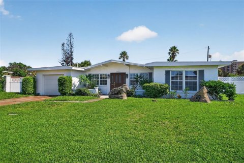 House in Daytona Beach, Florida 3 bedrooms, 219.71 sq.m. № 2236819 - photo 12
