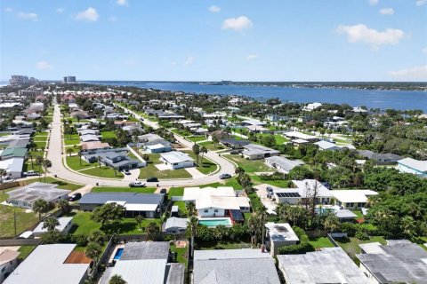 House in Daytona Beach, Florida 3 bedrooms, 219.71 sq.m. № 2236819 - photo 26