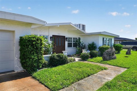 House in Daytona Beach, Florida 3 bedrooms, 219.71 sq.m. № 2236819 - photo 4