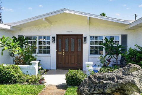 House in Daytona Beach, Florida 3 bedrooms, 219.71 sq.m. № 2236819 - photo 2