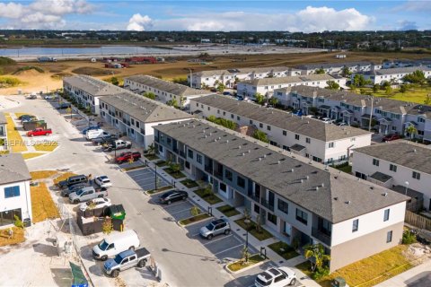 Снять в аренду таунхаус в Хомстед, Флорида 4 спальни, № 2005738 - фото 4