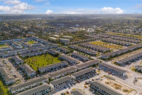 Снять в аренду таунхаус в Хомстед, Флорида 4 спальни, № 2005738 - фото 9