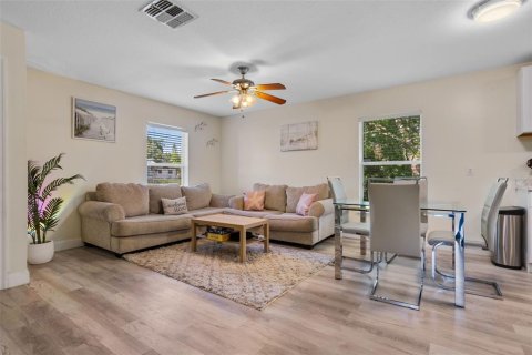 House in Oakland, Florida 3 bedrooms, 124.12 sq.m. № 1751601 - photo 2