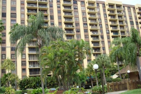 Condo in North Miami, Florida, 2 bedrooms  № 1754172 - photo 3