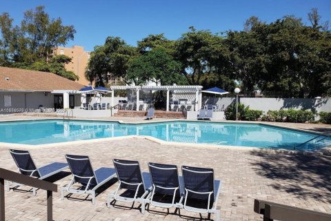 Condo in North Miami, Florida, 2 bedrooms  № 1754172 - photo 6