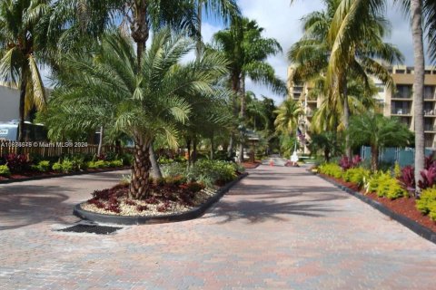 Condo in North Miami, Florida, 2 bedrooms  № 1754172 - photo 2