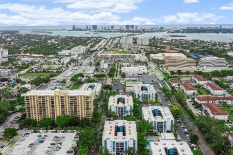 Condo in North Miami, Florida, 2 bedrooms  № 1754172 - photo 1
