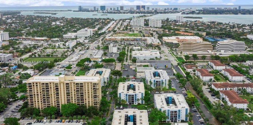 Condo in North Miami, Florida, 2 bedrooms  № 1754172