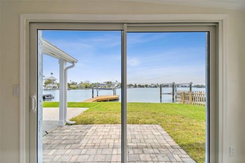 House in Indian Rocks Beach, Florida 3 bedrooms, 181.16 sq.m. № 1679667 - photo 11