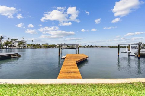 House in Indian Rocks Beach, Florida 3 bedrooms, 181.16 sq.m. № 1679667 - photo 13