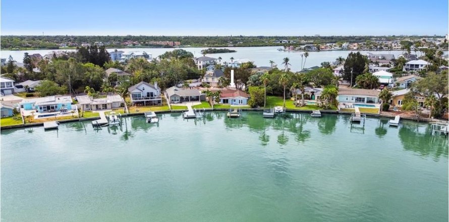 House in Indian Rocks Beach, Florida 3 bedrooms, 181.16 sq.m. № 1679667
