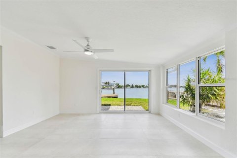 House in Indian Rocks Beach, Florida 3 bedrooms, 181.16 sq.m. № 1679667 - photo 9
