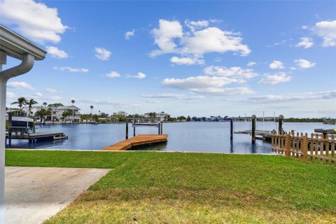 House in Indian Rocks Beach, Florida 3 bedrooms, 181.16 sq.m. № 1679667 - photo 12