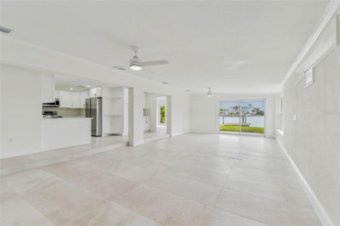 House in Indian Rocks Beach, Florida 3 bedrooms, 181.16 sq.m. № 1679667 - photo 7