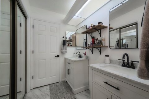 Townhouse in Clearwater, Florida 3 bedrooms, 149.57 sq.m. № 2139043 - photo 21