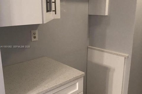 Снять в аренду кондоминиум в Уэст-Палм-Бич, Флорида 2 спальни, 65.77м2, № 1989771 - фото 2