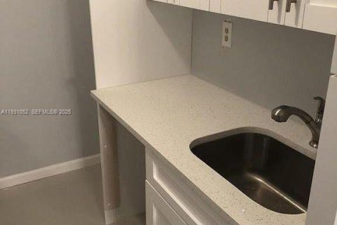 Снять в аренду кондоминиум в Уэст-Палм-Бич, Флорида 2 спальни, 65.77м2, № 1989771 - фото 6