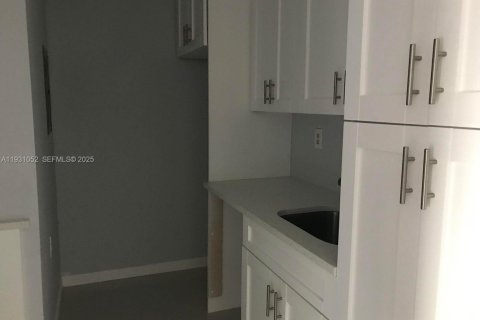 Снять в аренду кондоминиум в Уэст-Палм-Бич, Флорида 2 спальни, 65.77м2, № 1989771 - фото 1