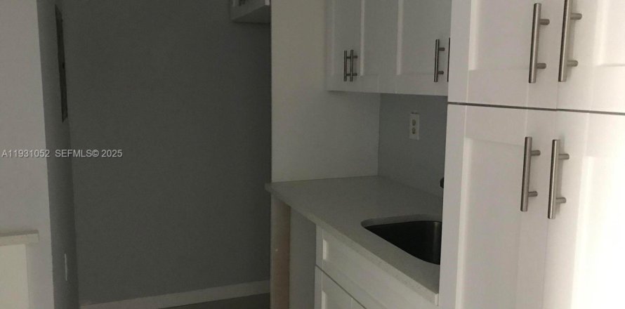 Кондоминиум с 2 спальнями в Уэст-Палм-Бич, Флорида № 1989771