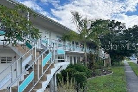 Condo in Saint Petersburg, Florida, 1 bedroom  № 1402356 - photo 1