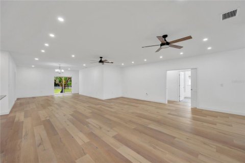 Casa en venta en Dade City, Florida, 4 dormitorios, 261.52 m2 № 2116330 - foto 11