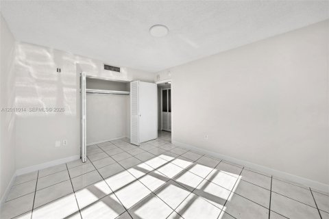 Condo in Miami Beach, Florida, 2 bedrooms № 2076310 - photo 19