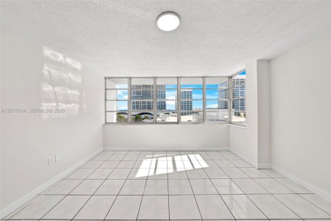 Condo in Miami Beach, Florida, 2 bedrooms № 2076310 - photo 16
