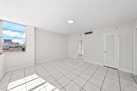 Condo in Miami Beach, Florida, 2 bedrooms № 2076310 - photo 14